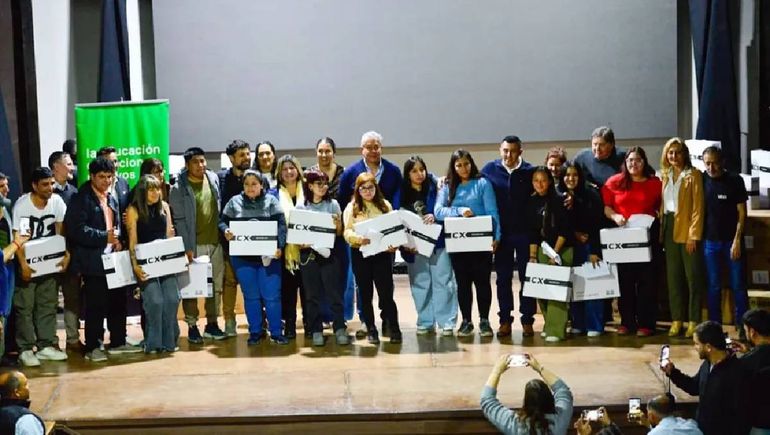 Rolando Figueroa entregó más de 300 notebook a becarios del Norte neuquino