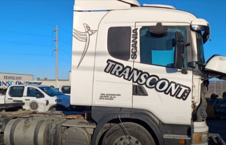 El camión que fue interceptado cuando circulaba por Caleta Olivia: el chofer llevaba un arma de aire comprimido. El camión que fue interceptado cuando circulaba por Caleta Olivia: el chofer llevaba un arma de aire comprimido.