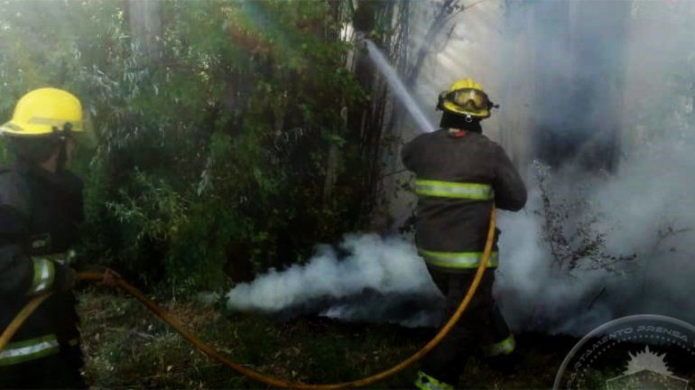 Bomberos sofocaron un foco de incendio en una chacra abandonada en Colonia Nueva Esperanza