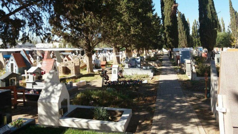 Increíble: denuncian que en el cementerio canjean nichos por costillares
