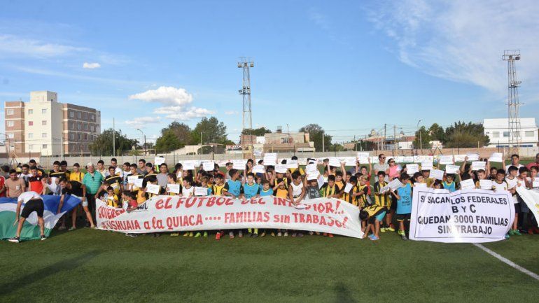 En cancha de Pacífico hubo banderazo de clubes neuquinos.