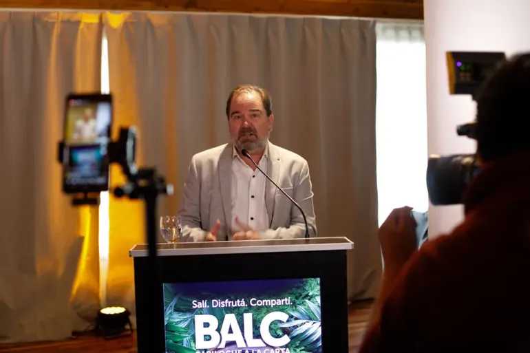 Lucio Bellora, director de Bariloche a la Carta, impulsa desde hace más de una década el crecimiento del festival gastronómico más importante de la Patagonia.