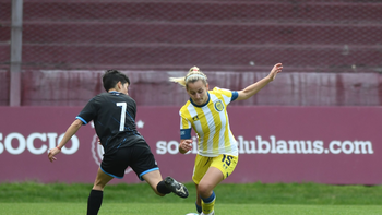 una futbolista denuncio que la despidieron del club por besar a una companera una futbolista denuncio que la despidieron del club por besar a una companera