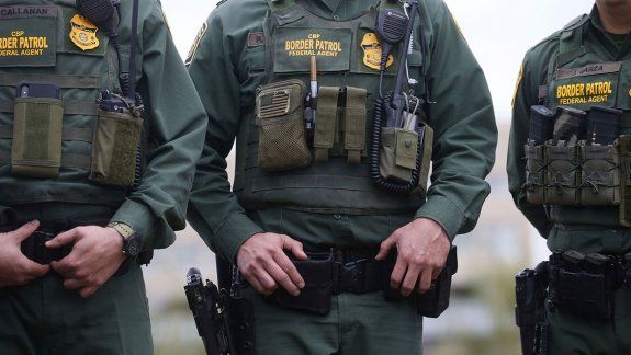 Escándalo en EE.UU. por burlas de la policía fronteriza a migrantes