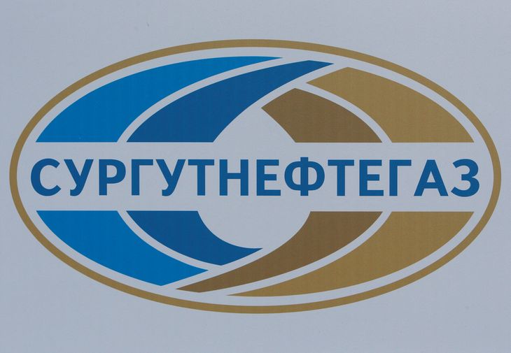 FOTO DE ARCHIVO: El logo del productor de petróleo ruso Surgutneftegaz en San Persburgo