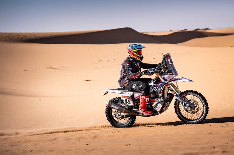 Trepó un par de lugares y duerme en el desierto: así está Santiago Rostan en el rally Dakar