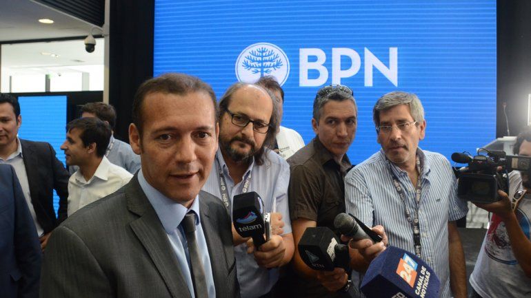 El gobernador pidió otra vez que no se importen petróleo ni gas. Ayer inauguró una obra de CALF para la ciudad.