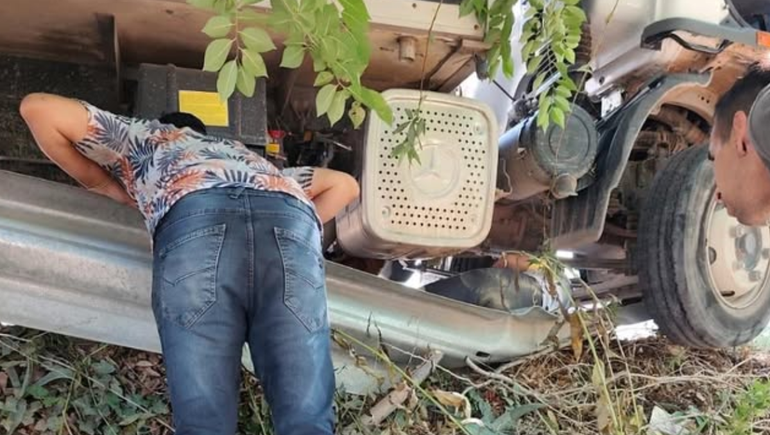 La tensa situación por rescatar al ciclista que quedó abajo del camión en Avenida Mosconi