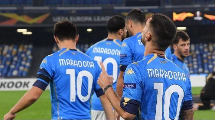 Todo el plantel de Napoli salió el jueves a la cancha con la inolvidable camiseta número 10 de Maradona.