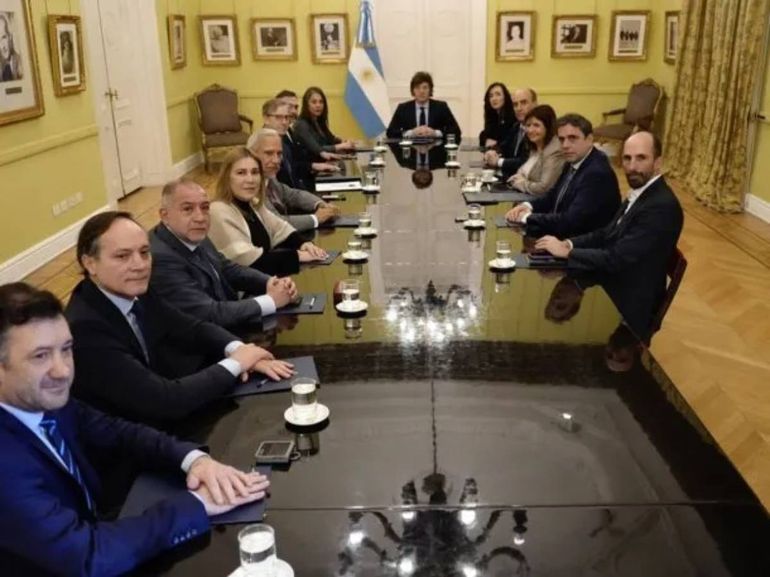 Reunión de Javier con senadores y ministros de gobienro. Foto: Google. Reunión de Javier con senadores y ministros de gobienro. Foto: Google.