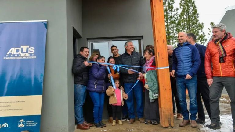 La entrega de las 10 viviendas en Las Ovejas junto a la intendenta Marisa Antiñir.