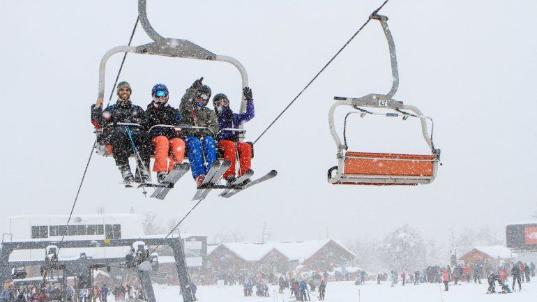 En San Martín nevó en el cerro y en Caviahue se acumularon 40 centímetros en las calles.