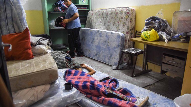 Hay apenas 12 colchones para 20 personas. Les hace falta de todo.