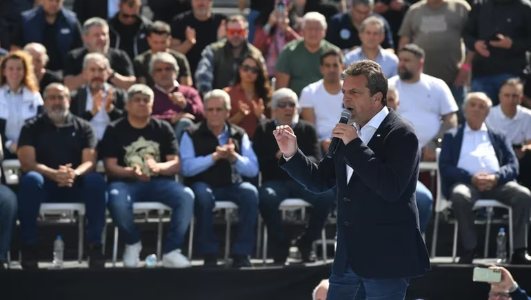 El ministro de Economía celebró junto a los gremios la reforma del Impuesto a las Ganancias. El ministro de Economía celebró junto a los gremios la reforma del Impuesto a las Ganancias.