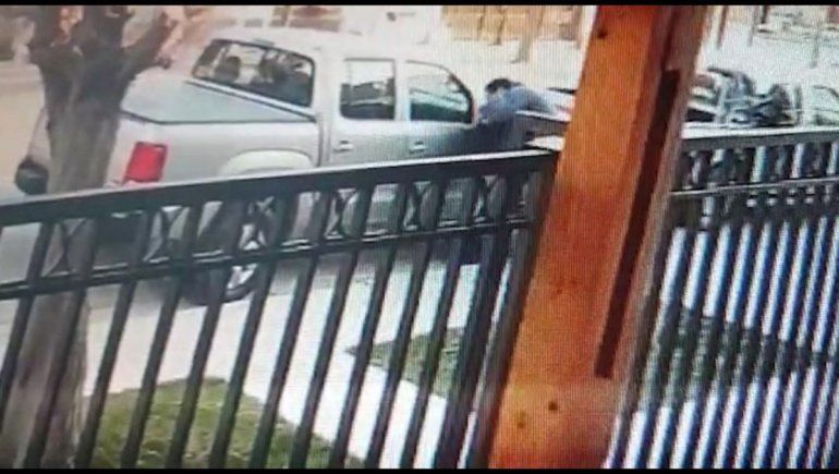 Su hijo robó el espejo de una Amarok, ubicó a la víctima y le pidió perdón