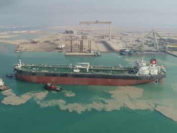 FOTO DE ARCHIVO: El segundo petrolero vendido a Venezuela se ve en la costa de Bushehr, Irán, el 8 de junio de 2022. PDVSA pagó casi 157 millones de euros (unos 173 millones de dólares), o el 63% de FOTO DE ARCHIVO: El segundo petrolero vendido a Venezuela se ve en la costa de Bushehr, Irán, el 8 de junio de 2022. PDVSA pagó casi 157 millones de euros (unos 173 millones de dólares), o el 63% de