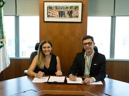 María Fernanda Raggio y Jonilton Pessoa firmaron el memorándum de entendimiento entre YPF y Petrobras.