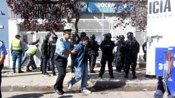 Un policía se lleva detenida a una de las personas que protagonizaron la batalla campal. Un policía se lleva detenida a una de las personas que protagonizaron la batalla campal.