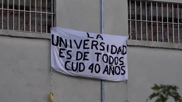 Una da las banderas colgadas en la cárcel de Devoto. Una da las banderas colgadas en la cárcel de Devoto.
