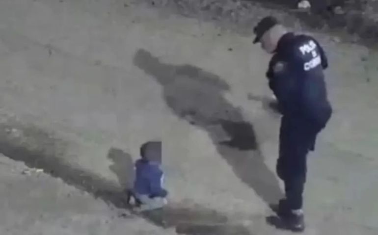 ¡Cuidado bebé suelto! Policías detienen a nene de 1 año que gateaba solo por la calle a la medianoche