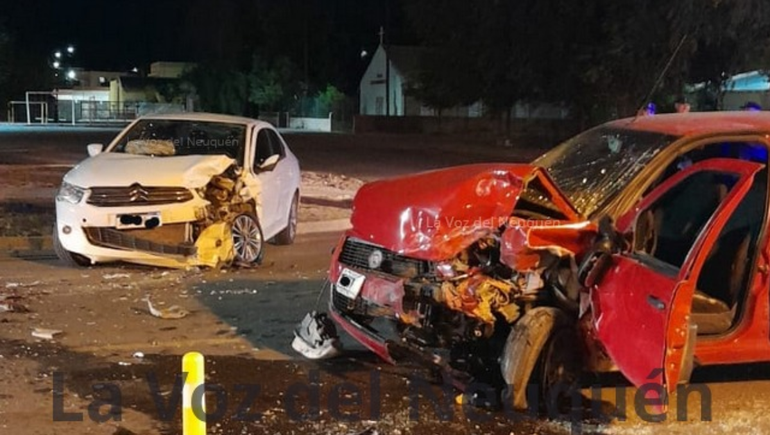 Dos autos destruidos tras un fuerte choque frontal en Cutral Co: una mujer quedó atrapada