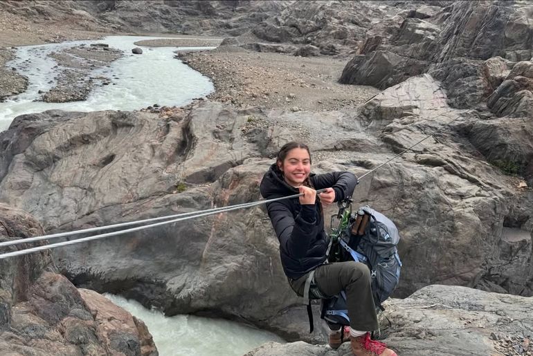 Carys Douglas disfrutando de una de las actividades que realizó en la Patagonia