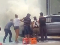 Insólito video: se incendió una camioneta en la calle y apagaron el fuego a sodazos Insólito video: se incendió una camioneta en la calle y apagaron el fuego a sodazos