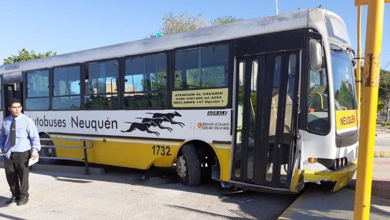 Colectivo chocó en el Metrobus luego del reventón de un neumático