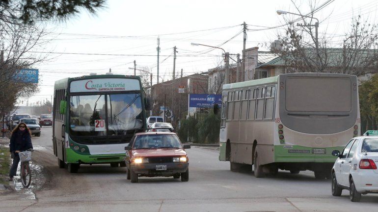 El dueño de la tradicional empresa Costa Victoria acudió a internet para que alguien se haga cargo del servicio de colectivos de Centenario. El precio: a convenir