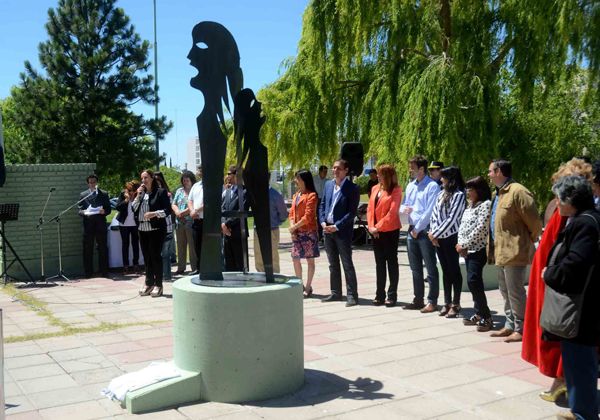 Emotiva inauguración del Monumento a la Mujer