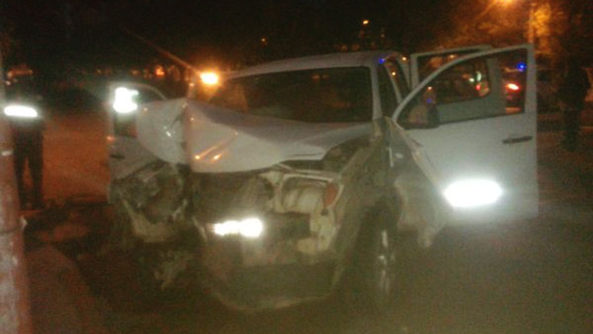 Chocó a un auto y terminó contra un poste de luz