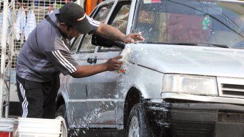 La víctima cuidaba y lavaba coches en la Vuelta de Obligado, pero todo lo recaudado se lo quitaban diariamente. La víctima cuidaba y lavaba coches en la Vuelta de Obligado, pero todo lo recaudado se lo quitaban diariamente.