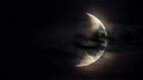 Según una cita de la Biblia, cuando la luna quede oscura será el fin de todo.