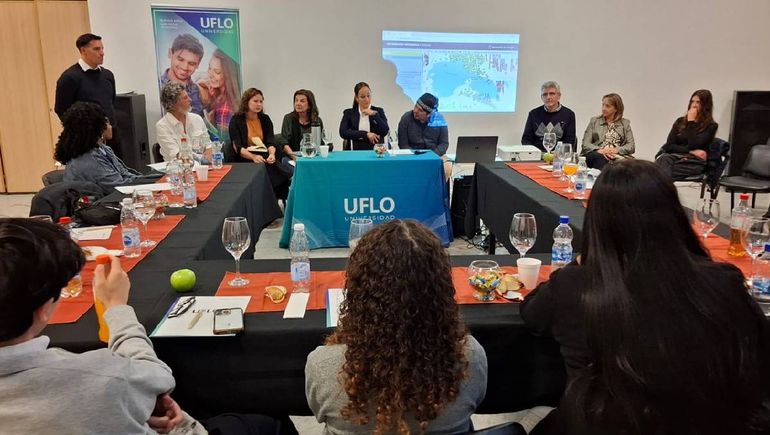 UFLO Universidad recibió a estudiantes y docentes de la Universidad de Houston en el marco de conocer la energía, el medioambiente y el impacto de la actividad petrolera en la región. UFLO Universidad recibió a estudiantes y docentes de la Universidad de Houston en el marco de conocer la energía, el medioambiente y el impacto de la actividad petrolera en la región.