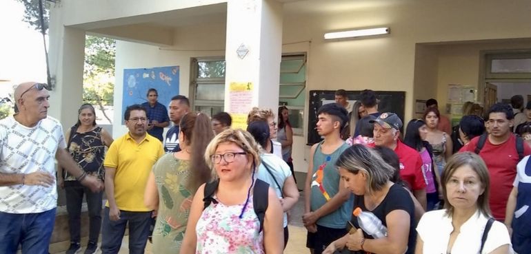 La Escuela para Adultos N°6 reclama auxiliares de servicio.