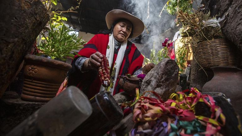La tradición de la caña con ruda nació de los pueblos originarios andinos y aún hoy se mantiene. La tradición de la caña con ruda nació de los pueblos originarios andinos y aún hoy se mantiene.