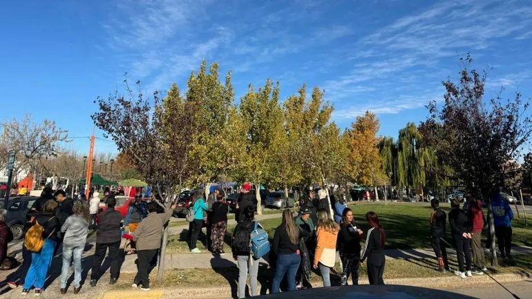 Los vecinos de El Chañar se reunieron a pedir respuestas. Los vecinos de El Chañar se reunieron a pedir respuestas.