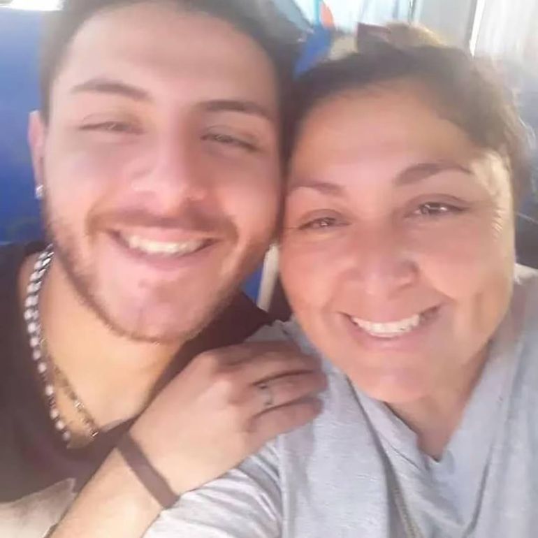 Santiago Molina junto a su mamá, Claudia. Foto: Google. Santiago Molina junto a su mamá, Claudia. Foto: Google.