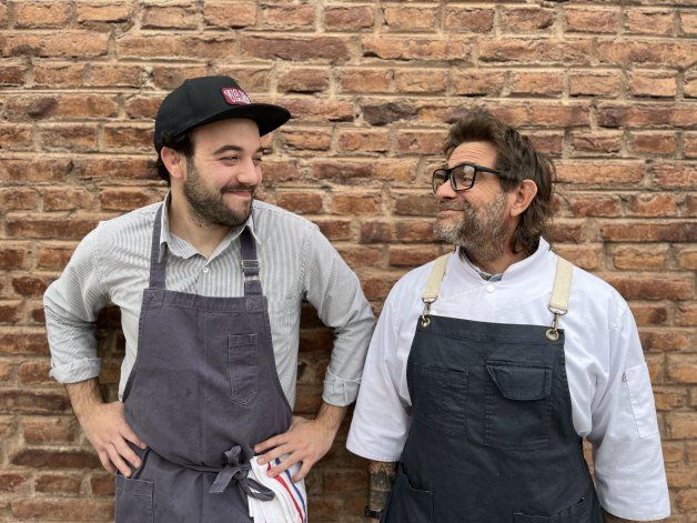 Simón y Ezequiel, responsables de las cocinas de los restaurantes Marga y Saurus, ofrecerán un menú de pasos este domingo en Bodega Familia Schroeder Simón y Ezequiel, responsables de las cocinas de los restaurantes Marga y Saurus, ofrecerán un menú de pasos este domingo en Bodega Familia Schroeder