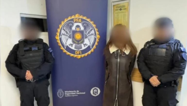 Una de las detenidas tras los allanamientos en pleno centro de Comodoro Rivadavia. 