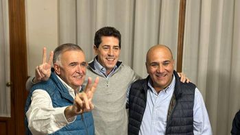 Eduardo Wado De Pedro (centro) y Juan Manzur (derecha), junto a Osvaldo Jaldo (izquierda). Eduardo Wado De Pedro (centro) y Juan Manzur (derecha), junto a Osvaldo Jaldo (izquierda).