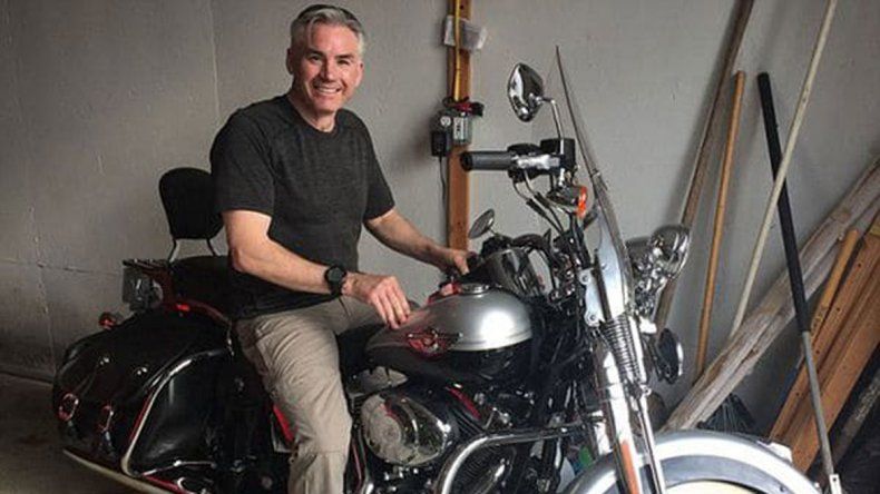 Raymond Liddy, de 53 años, pagó una fianza y quedó preso en su casa.