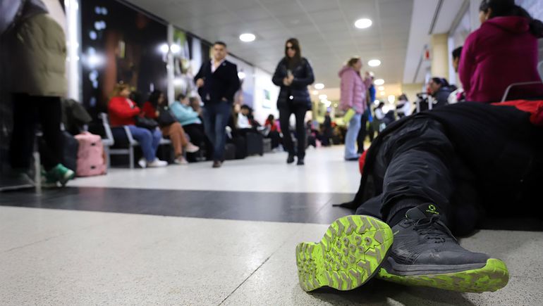 Muchos pasajeros quedaron varados en el aeropuerto de Neuquén la mañana del miércoles.