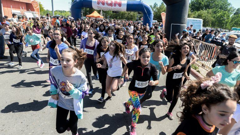 Los chicos de 22 escuelas corrieron un circuito de 1500 metros bordeando el paseo costero del río Limay.&nbsp;