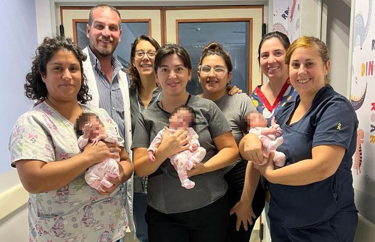 Las trigemelas de Chubut y su mamá con el equipo del Hospital María Humphreys, de Trelew. Las trigemelas de Chubut y su mamá con el equipo del Hospital María Humphreys, de Trelew.