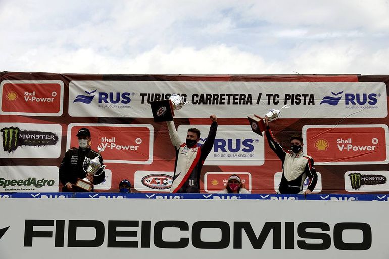 Lautaro de la Iglesia (derecha) en el podio con Federico Iribarne y Christian Ramos.