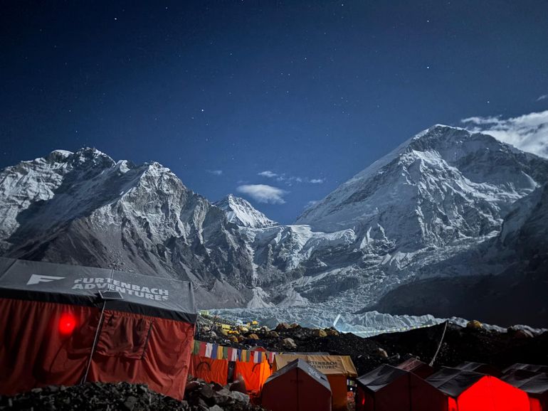Noche de luna llena en el Everest. El techo del mundo ofrece escenarios naturales inquietantes todo el tiempo. Noche de luna llena en el Everest. El techo del mundo ofrece escenarios naturales inquietantes todo el tiempo.