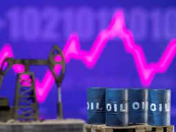 FOTO DE ARCHIVO: Modelos de barriles de petróleo y una bomba hidráulica frente a un gráfico de acciones al alza, en una ilustración tomada el 24 de febrero de 2022. REUTERS/Dado Ruvic