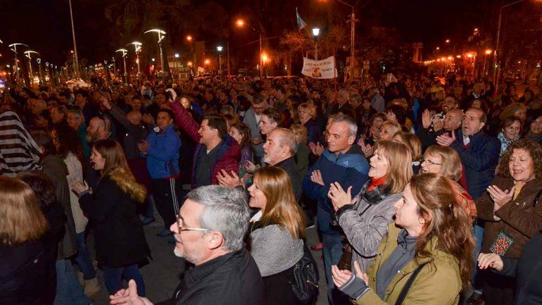 Mucha gente se movilizó contra la ex presidenta en varios puntos del país. En Neuquén marcharon al Monumento.