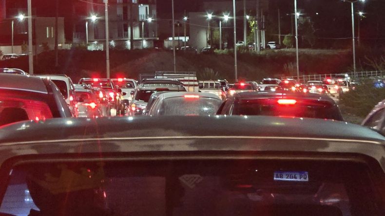 Caos en Ruta 7: un motociclista murió tras ser embestido por un camión | LM Neuquen Caos en Ruta 7: un motociclista murió tras ser embestido por un camión